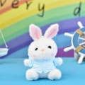 Detailansicht eines niedlichen weißen Plüschhasen mit blauem Hoodie-Schlüsselanhänger - Blau / 12cm