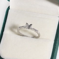 Eleganter silberner Schmetterlingsring mit Zirkonia-Steinen in grüner Samtschachtel - Baguette Zirkon Schmetterlingsstil (Weißgold 1)