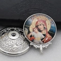 Makroaufnahme eines orthodoxen Metallanhängers mit der Ikone Maria mit Kind - Madonna mit Kind (6) / 6,5cm x 4,8cm / Silber