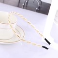 Diadema elegante con perlas blancas sobre marco de metal fino junto a una taza - Estilo 3 (Perlas pequeñas trenzadas de varios hilos)