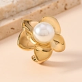 Dettaglio ravvicinato di un anello a fiore dorato con perla bianca centrale lucida - Taglia unica / Oro