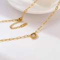 Dettaglio della catena in titanio placcato oro 18K con ciondolo in zircone rettangolare - Oro-Zircone Quadrato