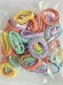 Set aus mehrfarbigen, gerafften Haargummis mit hoher Elastizität in Pastellfarben - Kinder Haargummis Candy Farben (50 Stück/Beutel)