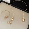 Vista dettagliata del set gioielli a goccia in oro lucido con collana bracciale e orecchini - Set da 3 Pezzi Oro (Collana/Bracciale/Orecchini)