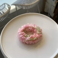Gros plan détaillé du chouchou en dentelle rose et vert clair avec texture à volants plissés - Rose Foncé