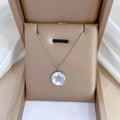 Gros plan d'un collier en acier titane avec pendentif étoile en nacre dans un écrin - Style pentagramme rond blanc (K420 Argent)