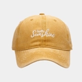 Nahaufnahme der senfgelben Baumwoll-Baseballkappe mit weißem Hello Sunshine Stickmuster - Gelb