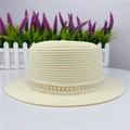 Dettaglio del cappello paglia crema con balze in pizzo e catena di perle raffinate - M (56-58cm) / Bianco Crema