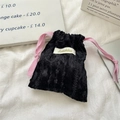 Détail de la pochette en velours noir avec cordon rose et texture jacquard précise - Noir