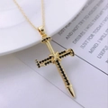 Dettaglio del ciondolo a croce placcato oro 14K con zirconi neri e design a chiodi - Croce in Zirconia Nera / Oro/Nero