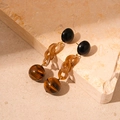 Detalle de pendientes vintage con eslabones de resina ámbar y cuentas con patrón ojo de tigre - Pendientes Colgantes de Cadena de Piedra Ojo de Tigre Café (Pin de Plata)