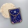 Sac bandoulière bohème fait main en perles bleu marine avec broderie lune et étoiles - Lune Étoile Bleu Foncé