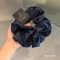 Marineblauwe scrunchie met stippen van zachte stof, 16cm diameter, handgedragen demo - Marineblauw met Stippen
