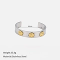 Bracciale rigido aperto in acciaio inossidabile con tre accenti floreali dorati da donna - Color Acciaio