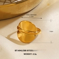 Polierter goldener Edelstahl-Ring mit geometrischem Design auf weißem Textiluntergrund - Runder Glänzender Stil (1113)
