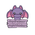 Spilla in smalto a forma di pipistrello con scritta 'daydreamer nightthinker' - Daydreamer Nightthinker / Pipistrello Viola