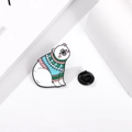 Broche en émail ours polaire avec pull d'hiver coloré et attache en caoutchouc noir - Style Ours Polaire Blanc avec Pull à Motifs Colorés (CZ0712-2)