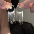 Detailansicht der silbernen geometrischen C-Ohrringe mit glitzernden Quasten-Anhängern - Glitzernder Funkelnder Reifenquastenstil (9# Ohrclip-Silber) / Silber