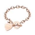 Detalle de colgante de corazón en oro rosa con grabado en pulsera con cierre de barra T - Oro rosa / 19cm