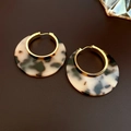 Pendientes de aro dorados geométricos con detalle de resina de leopardo sobre cuero marrón - Metal/Resina/Chapado en Oro Real / Aro de Leopardo Chapado en Oro Real (6#真金电镀豹纹圆圈耳扣)
