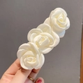 Elegante fermaglio per capelli con tre camelie in tessuto bianco su sfondo grigio - Clip a molla / Camelia Bianca Stile Raso