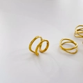Detailopname van gepolijste gouden dubbellaagse ring met minimalistische golvende lijnen - US 6 / Boog Dubbellaags Open