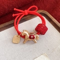 Détail de l'élastique à cheveux rouge avec pendentif poney doré et cube en strass rouge - Rouge - Cheval - Chance