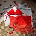 Vue détaillée du bikini dégradé rouge-orange avec texture ondulée et jupe de plage en mesh - S / Rouge