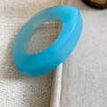 Gros plan sur un bracelet en résine bleu ciel avec un design géométrique épais - 21# Bracelet-Bleu Ciel