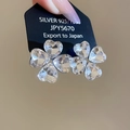 Nahaufnahme von Herz-Kristall-Ohrsteckern aus 925er Silber auf einer schwarzen Displaykarte - S925 Silber Nadel Ohrringe-Herz(1#)
