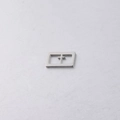 Vue macro d'un pendentif rectangulaire en acier inoxydable avec motif de croix - Couleur Acier Croix