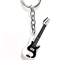 Llavero de guitarra con diseño de bajo eléctrico en blanco y negro y cadena de metal plata - Blanco