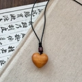 Collana artigianale con ciondolo a cuore in legno e cordino nero stile Zen - Pendaglio a Cuore in Legno / Corda Nero-Caffè (Stile Cuore)