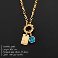 Elegante collar de acero inoxidable chapado en oro con inicial T y gema de cristal azul - Letra T