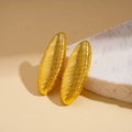 Detailansicht goldener ovaler Ohrringe mit gebürsteter horizontaler Textur auf einem Stein - Gold