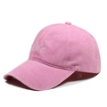 Detailopname van een gewassen roze honkbalpet met wit geborduurd pinguïnmotief - Roze