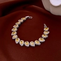 Vista macro di un bracciale in argento con pietre di zircone giallo a goccia d'acqua - Stile Pera Halo (11#) / Argento-Giallo