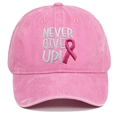 Detailstickerei mit rosa Schleife und Never Give Up Text auf einer Baumwollkappe - Baseballcap / Rosa