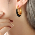 Guchtige goudkleurige oorringen met zwart emaille voor een stijlvolle modieuze look - Zwart