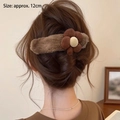 Pince à cheveux fleur en peluche marron de 12 cm portée dans une coiffure élégante - Pince à Bec de Canard Fleur en Peluche (8#) / 1 Pièce (env. 12 cm) / Café foncé