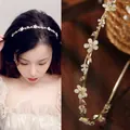 Cerchietto floreale dorato con petali bianchi e strass su una modella e in dettaglio - Beige Chiaro Estetica Pesca Strass