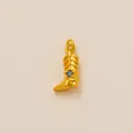 Détail d'un pendentif botte de cowboy dorée serti d'une pierre bleue et métal texturé - Pendentif Botte Étoile