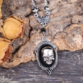Collier tête de mort argenté gothique avec pierre noire et cadre en métal vintage - Collier Crâne / Argent Antique