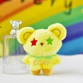 Vue détaillée d'un porte-clés ours en peluche jaune avec yeux en étoile et broderie Dope - 12cm / Jaune