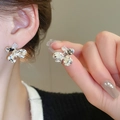 Orecchini a fiore in argento con zircone centrale e finitura in metallo liquido - Stile Diamante al Centro del Petalo in Metallo Liquido (90#) / Argento