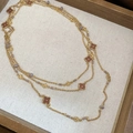 Collar multicapa dorado con colgantes de trébol rojo oscuro y cuentas púrpuras - Dorado-Púrpura