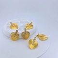 Retro golden heart earrings with radial texture and sparkling zircon inlay in white tray - Gold