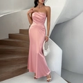 Elegantes rosa Satin-Abendkleid trägerlos mit schmaler Passform und Seidenglanz - S / Rosa