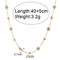 Goldkette mit Blumenanhängern und runden Zirkonia auf einem klaren weißen Hintergrund - Gold-Weißer Zirkon