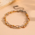 Detalle de una pulsera trenzada tricolor de varias capas con cuentas y cierre de mosquetón - Pulsera Tricolor (I714)